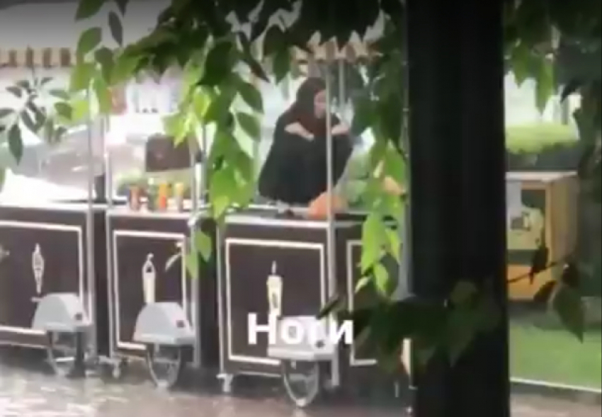 Влезшая ногами на прилавок продавец уличной еды отбила аппетит у прохожих в Ростове на видео