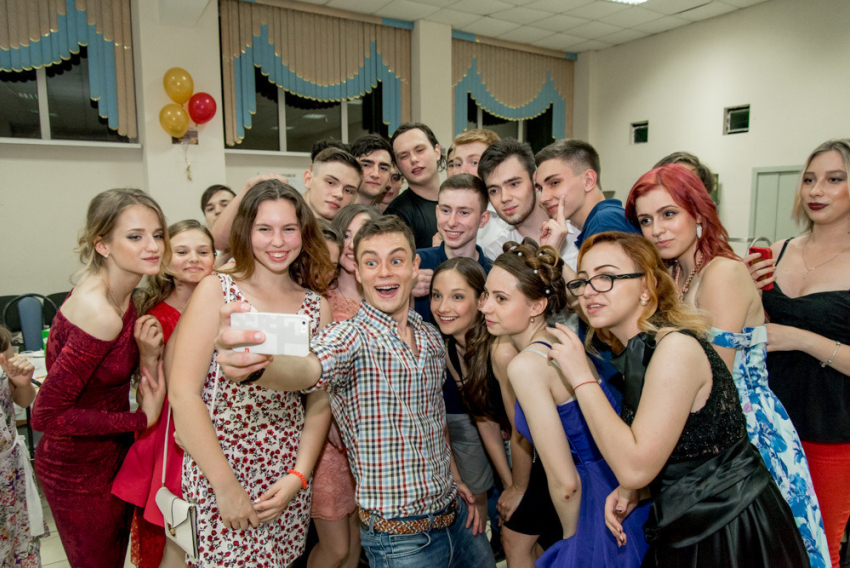 Актеры сериала «Молодежка» поздравили ростовских выпускников 