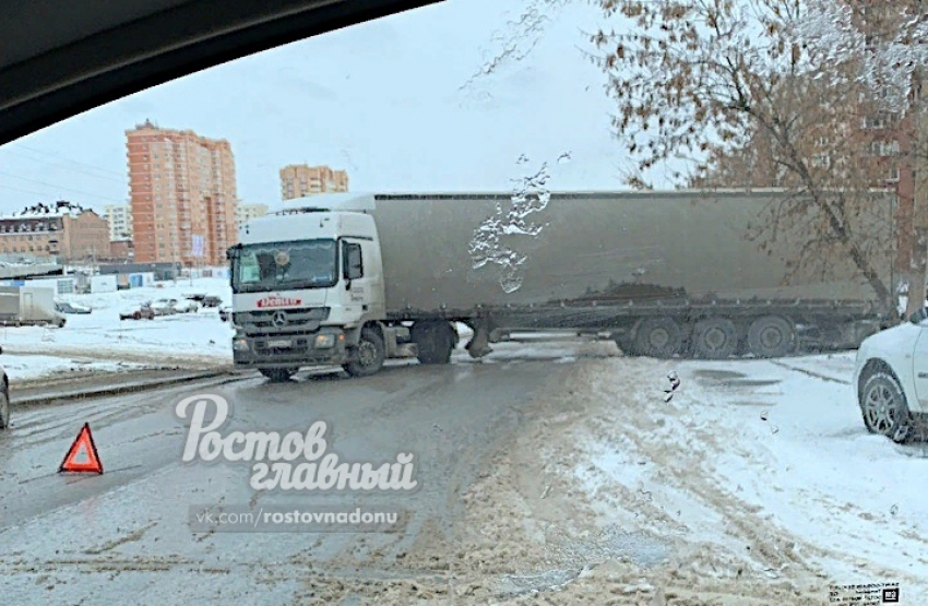 Фура попала в аварию в Ростове и перекрыла движение