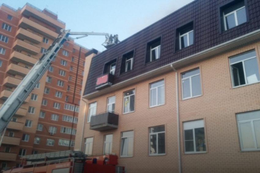 Из горящего четырехэтажного жилого дома в Ростове эвакуировали 40 человек