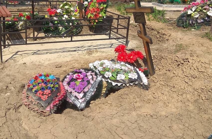 Свежие могилы начали проваливаться на Северном кладбище в Ростове