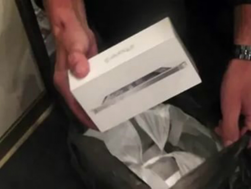 Наивный мужчина заплатил за пустую коробку от телефона 17 тысяч рублей на вокзале Ростова