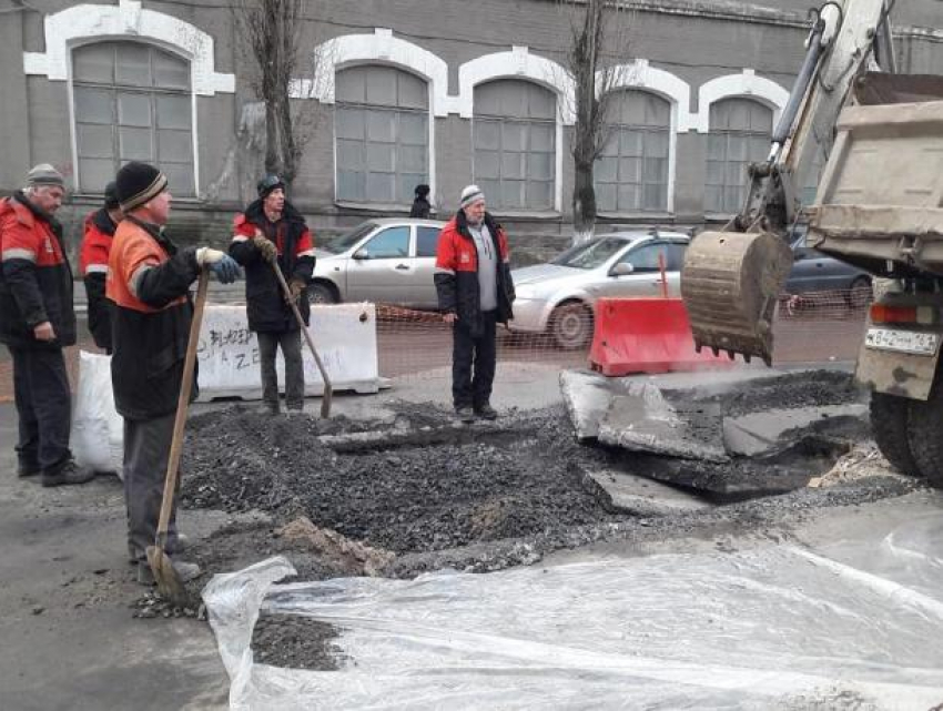 В центре Ростова вновь прорвало теплотрассу 