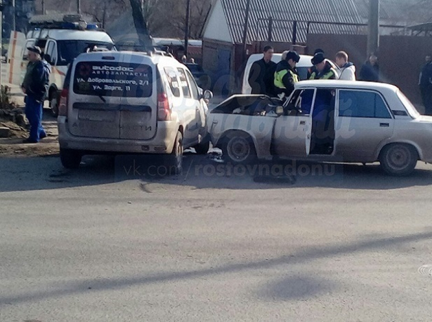Пассажира зажало в автомобиле после ДТП в Ростове