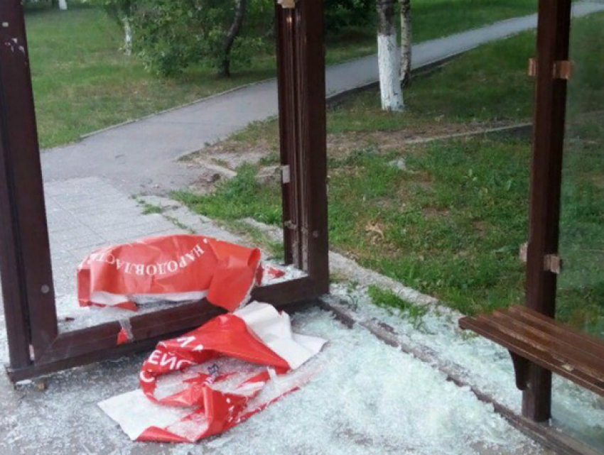 Отмороженные вандалы разнесли в мелкие стекла автобусную остановку в СЖМ Ростова