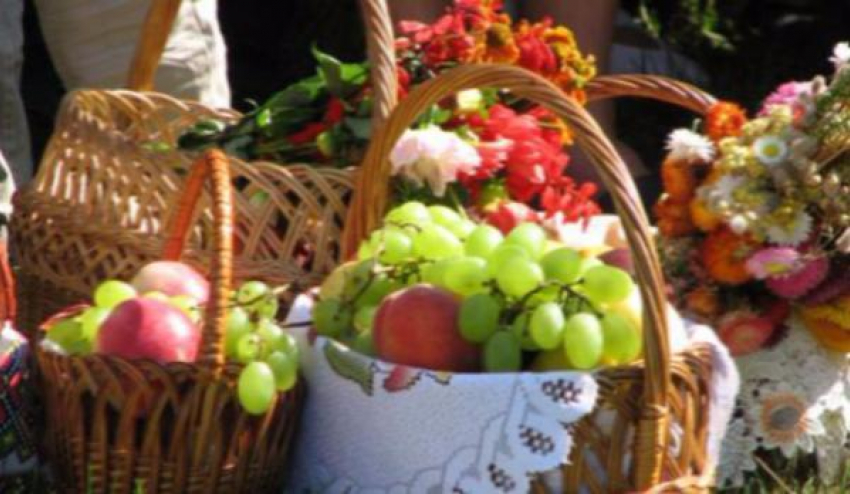 В храмах Донской митрополии освятили яблоки нового урожая 