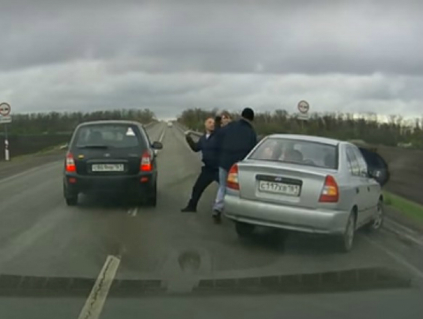 Кулачный бой водителей после ДТП на объездной трассе в Ростовской области попал на видео
