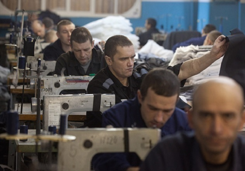 Молоко, колбасу и арматуру поручили делать заключенным Ростовской области