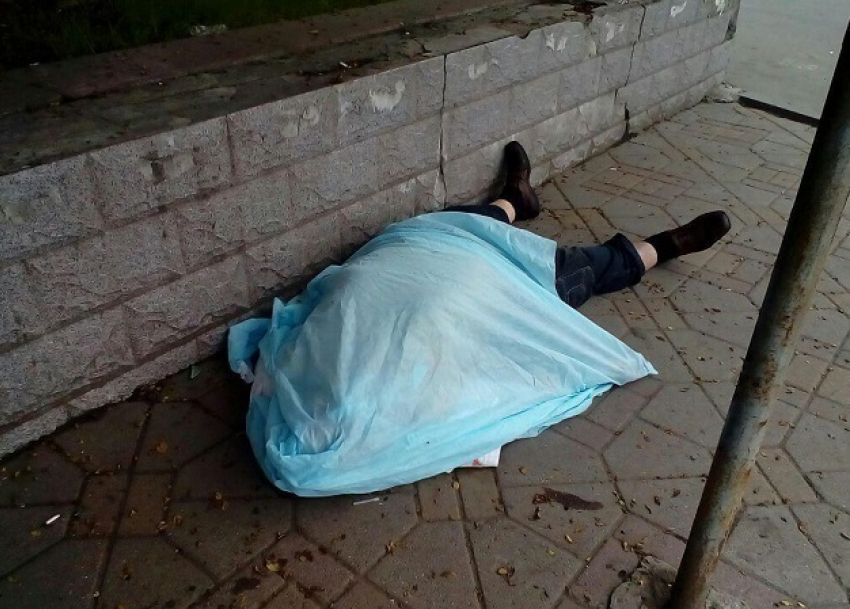 Смерть мужчины на остановке в Ростове вызвала шутки и гневные отклики в соцсетях