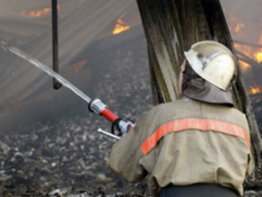 Здание малярного цеха сгорело в Ростовской области из-за замыкания электропроводки