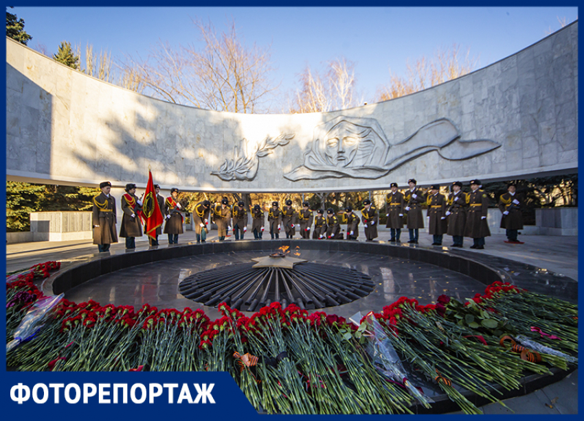 В Ростове возложили цветы к мемориалу «Павшим воинам» в честь 81-й годовщины первого освобождения города