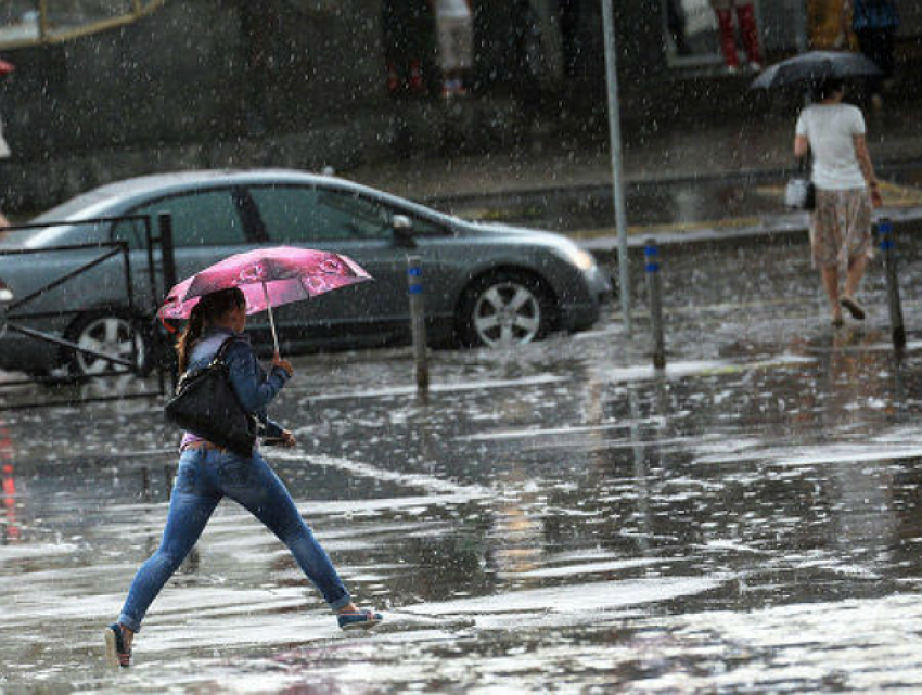 Штормовой ветер и мощная гроза ударят по Ростовской области