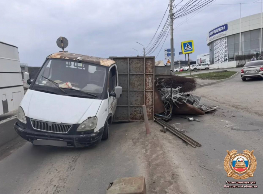 «Газель» перевернулась и смяла легковушки в Ростове
