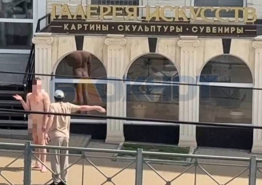 Голый гангстер гулял по центру Ростова и показывал все самое ценное с размахом
