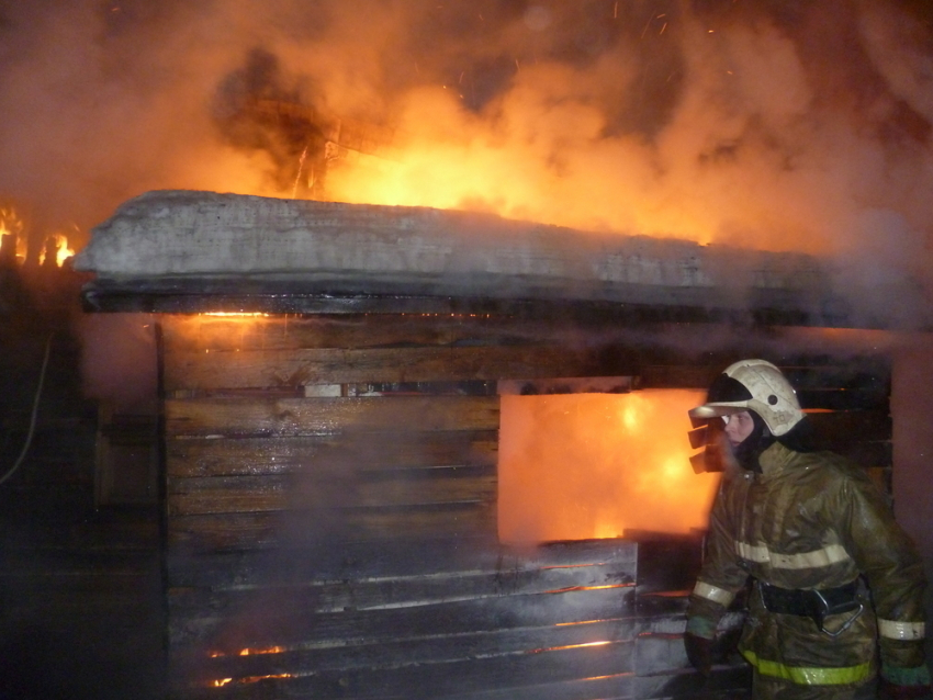 Баню в Новошахтинске потушили за восемь минут