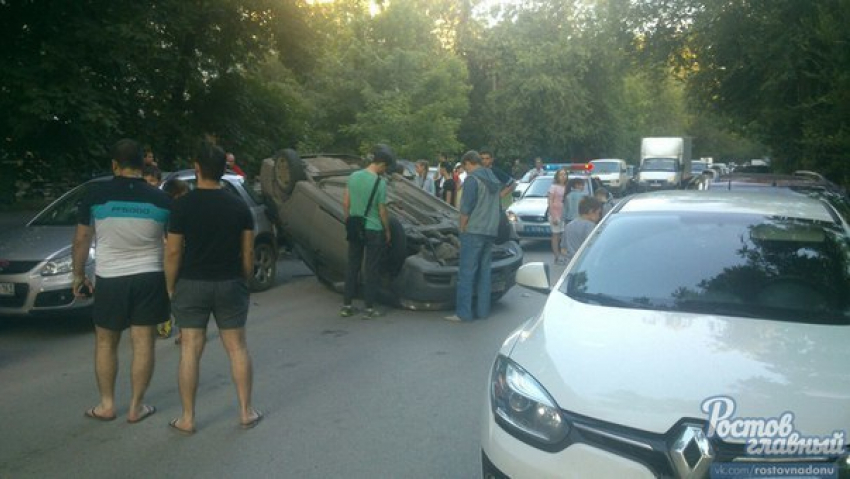 В Ростове произошло массовое ДТП, в результате которого Chevrolet перевернулся на крышу 