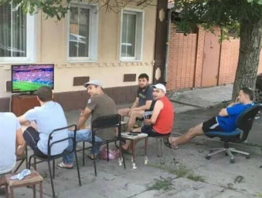Собственную фан-зону организовали в своем дворе заядлые болельщики Ростова