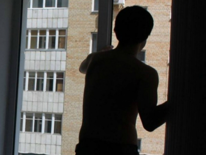 Вылетевший из окна пятого этажа мужчина остался в живых в Ростове