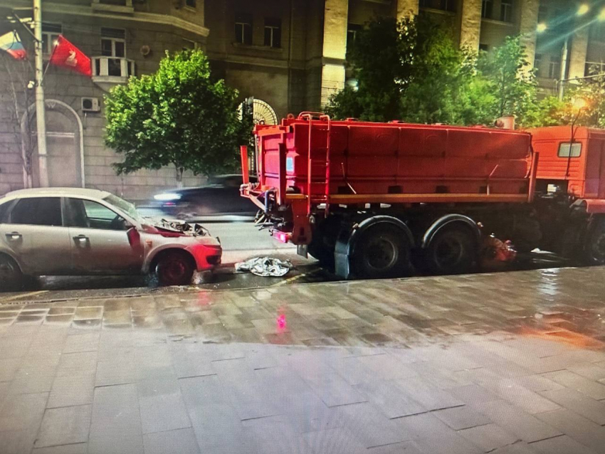 На Большой Садовой в Ростове легковушка врезалась в поливальную машину
