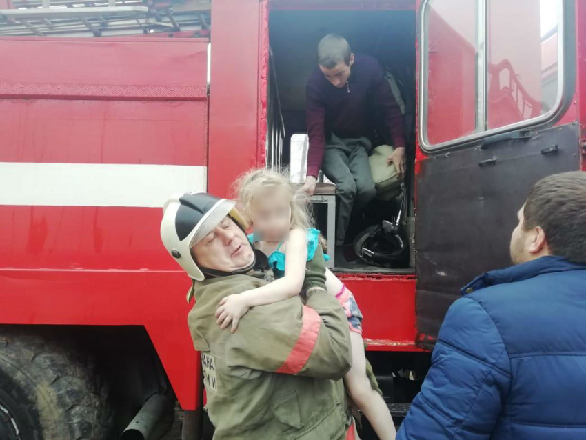 В Ростовской области пожарные спасли из горящего дома шестерых детей