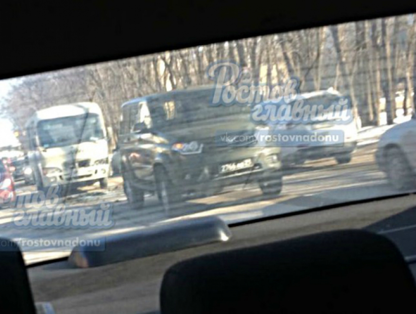 Уснувший за рулем водитель маршрутки врезался в военный УАЗ в Ростове и попал на фото