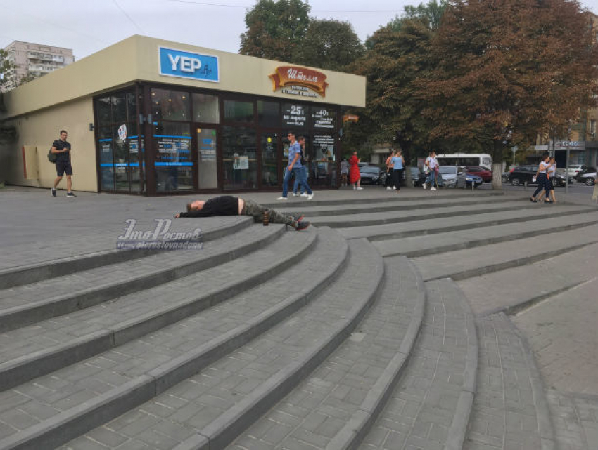 Спокойно спящий на ступеньках мужчина рассмешил жителей Ростова