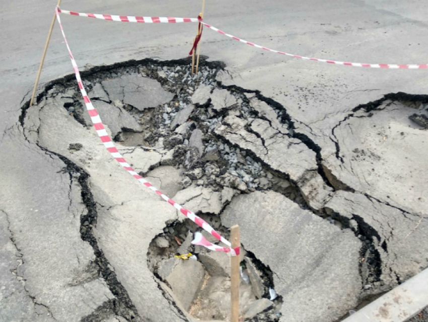 «Снова провал»: огромные «лунные кратеры» появились на улице Космонавтов в Ростове