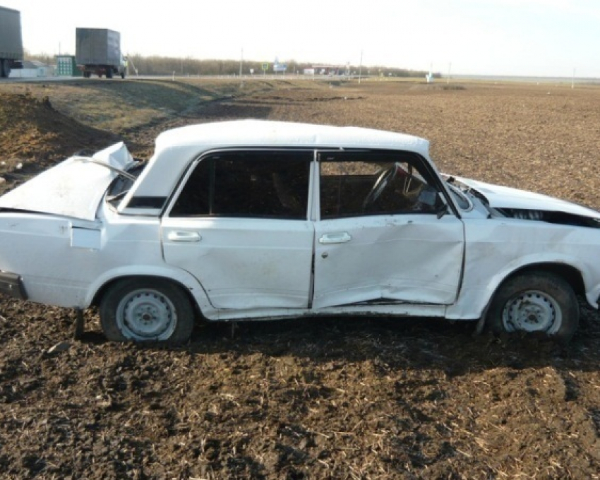 В Ростовской области на трассе перевернулся ВАЗ: два человека пострадали