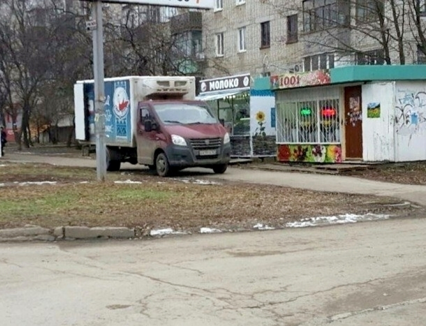 Жители Таганрога пожалели о запрете «Стопхама» из-за припаркованной на тротуаре «Газели"