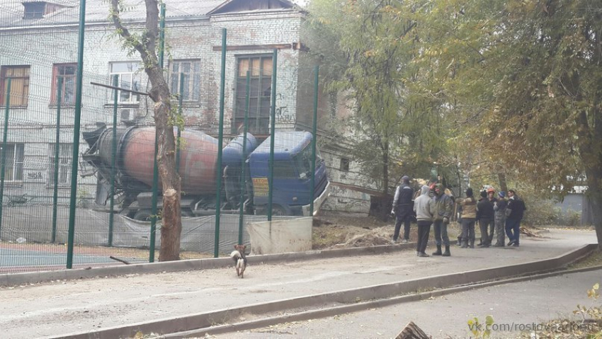 При реконструкции спортплощадки в Ростове перевернулся грузовик