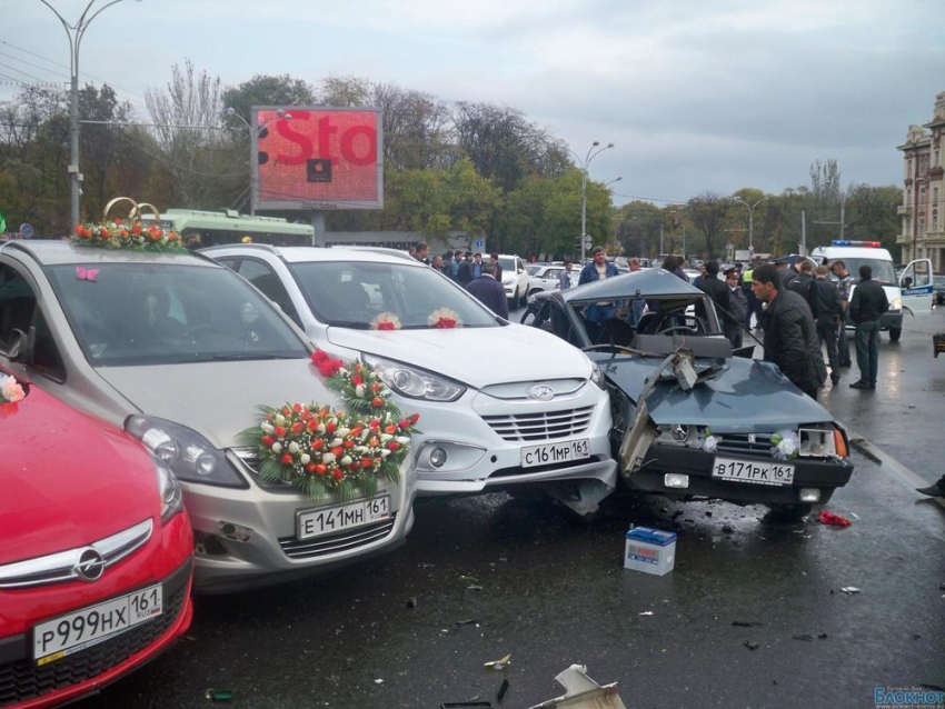 Свадебный кортеж попал в аварию в Ростове: 7 пострадавших
