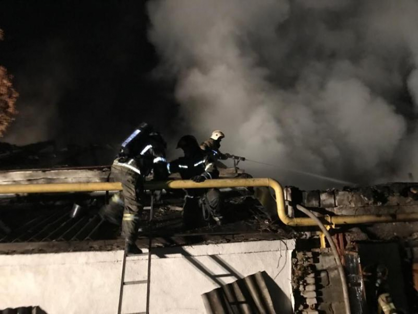 В Ростове-на-Дону ликвидировали пожар в мебельном цеху