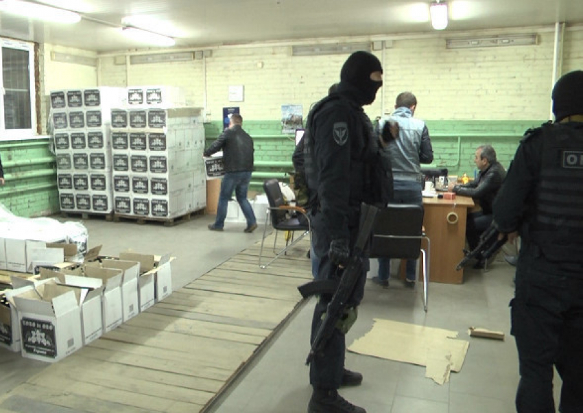 Спекулянты из Ростова вывели полицию на склад, забитый алкоголем 