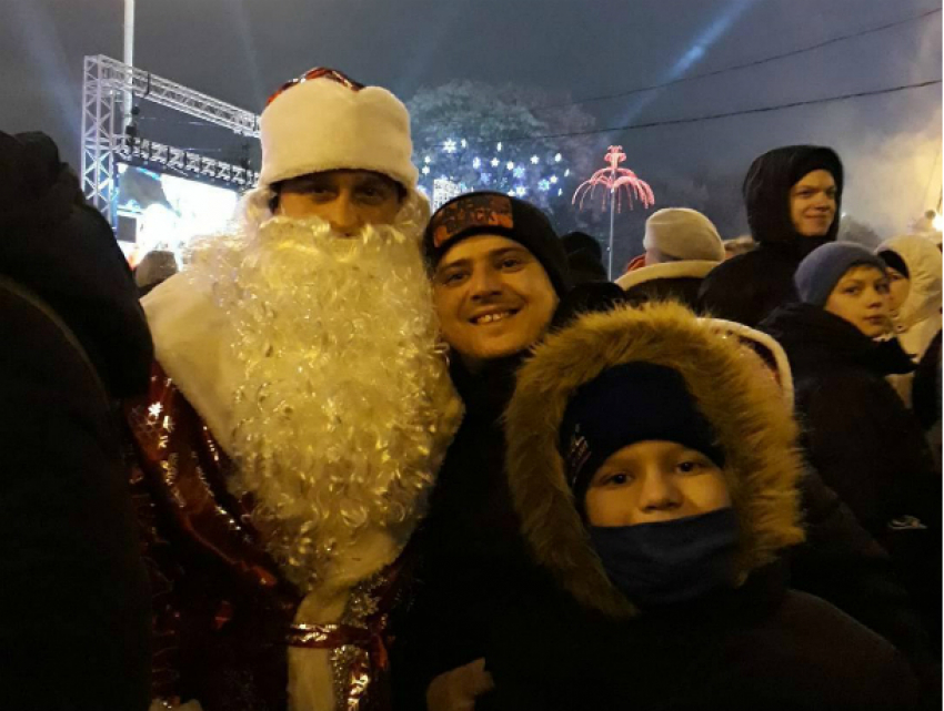 Целовались под бой курантов и жгли фейерверки: фото с празднования Нового года жители Ростова поделились в социальных сетях
