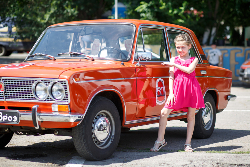 16 июля на улицах Ростова-на-Дону поздравляли с 50-летием АВТОВАЗа и дарили подарки