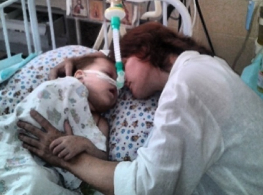 В больницу Ростова доставлена тяжелобольная 2-летняя девочка из Луганска