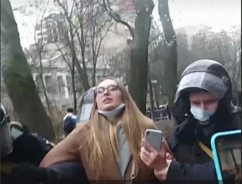 «Я просто стояла»: в Ростове начались жесткие задержания во время несанкционированного митинга