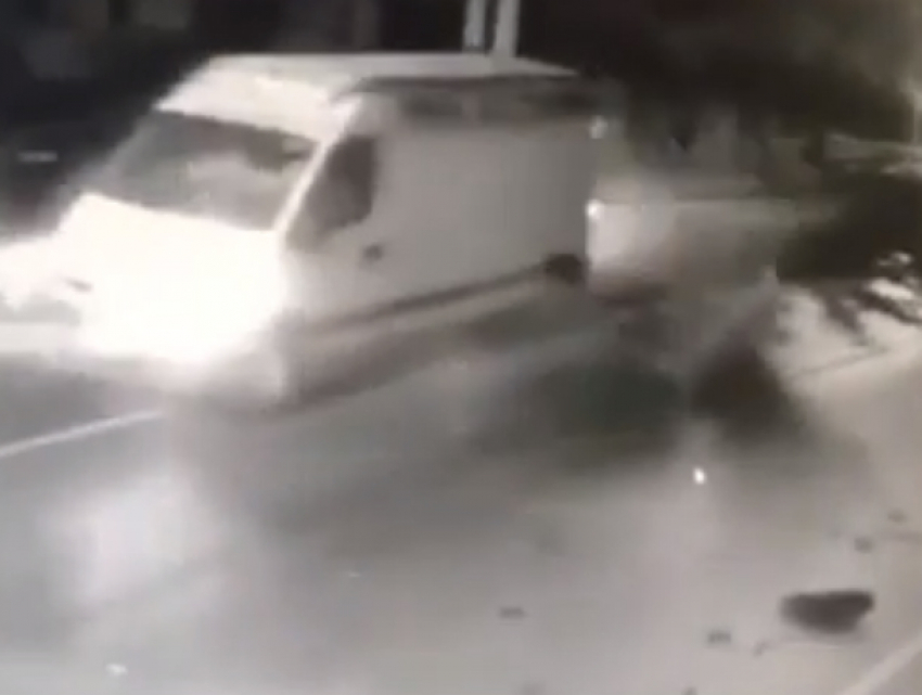 Снесший три легковушки с парковки «скрытный» фургон попал на видео в Ростове