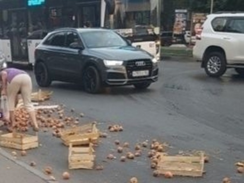 Голодные жители Ростова накинулись на валяющиеся на дороге тухлые персики