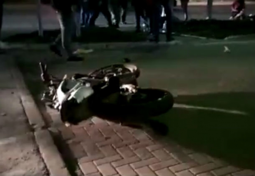Страшные последствия столкновения автомобиля и мотоцикла в Ростове попали на видео