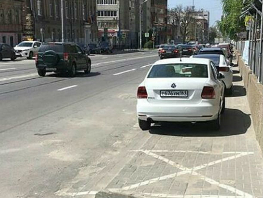 Агрессивный мужчина варварски искалечил иномарку диджея в Ростове