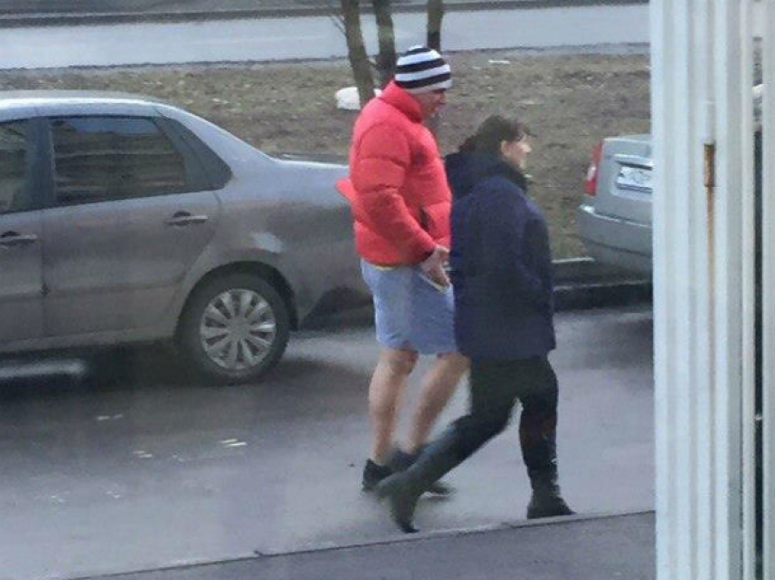 Обнаженными ногами заинтриговал жителей Ростова мужчина в полосатой шапке