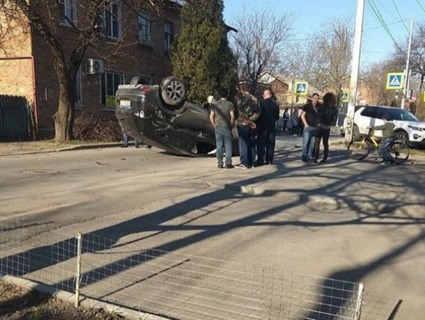 Авто с пятилетним малышом перевернулось от мощного тарана в Ростове