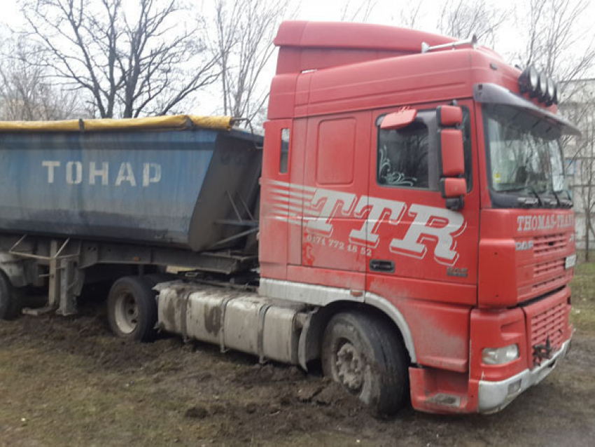 В Таганроге фура неделю не может выехать из грязи