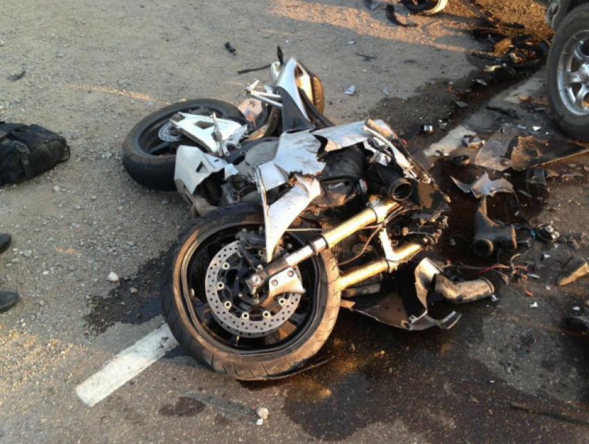 Тяжелые травмы получил мотоциклист при столкновении с иномаркой в Ростове 