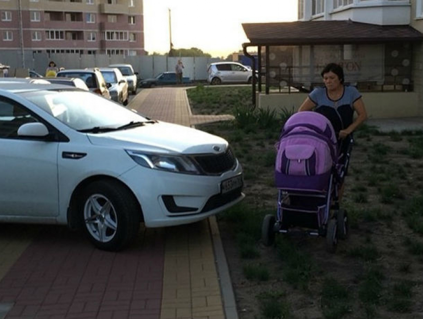 Нагадить на капот перекрывшему тротуар автохаму готовы вступившиеся за мать с коляской ростовчане