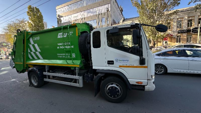 Автопарк регоператора пополнился тремя современными мусоровозами