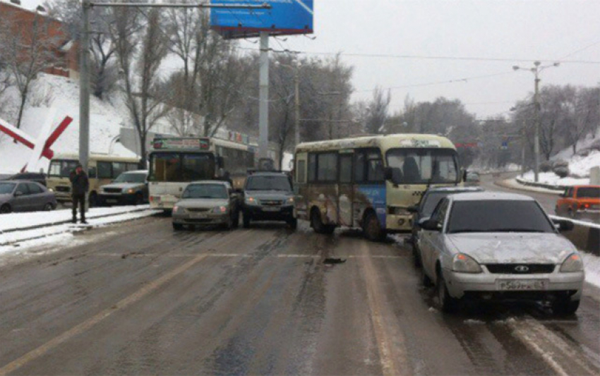 В Ростове-на-Дону в два раза выросли цены на такси -  виноват гололед