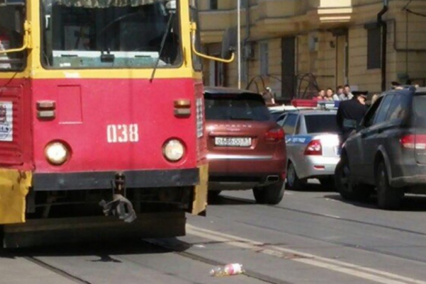 В Ростове водитель трамвая сбил молодую девушку