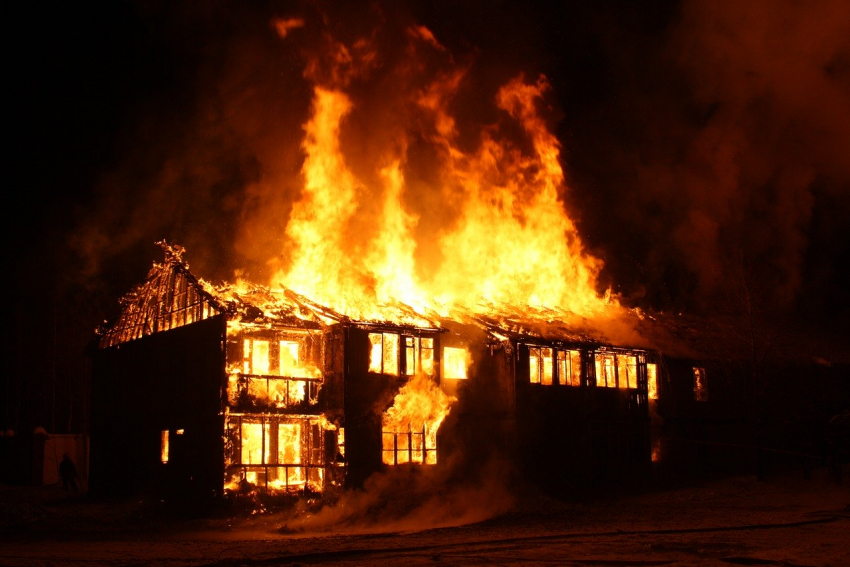 В Ростовской области из-за «Газели» сгорел дом